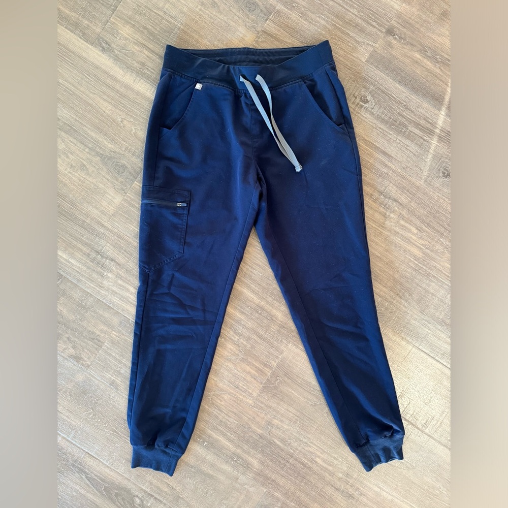 Women’s FIGS scrub jogger pant.